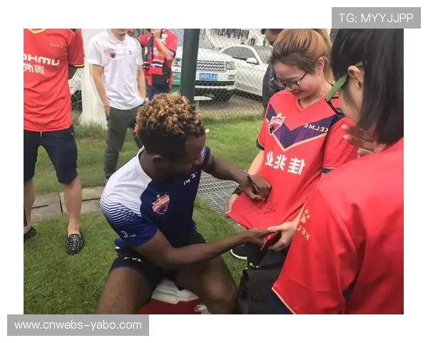 吉罗纳训练基地开放日，小球迷与球员互动合影